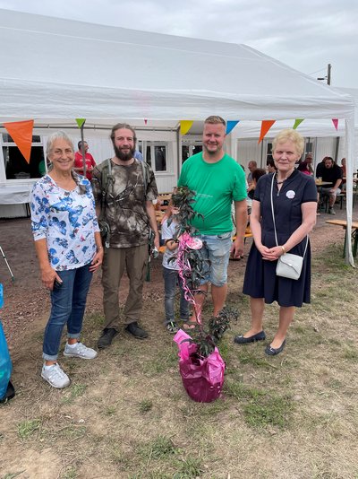 Steffi Trittel (von rechts) überreichte beim Kleingartenfest in Niederndodeleben eine Holunderpflanze an Martin Möbius (Vorstand) 2.v.r, Tino Fauk und Christine Warmers.