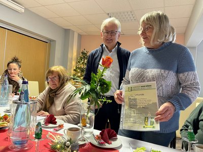 Die Ernennungsurkunde als Mitglied im Seniorenbeirat erhielt Martina Neubauer in der Seniorenbeiratssitzung am 7.Dezember im Café in Niederndodeleben.